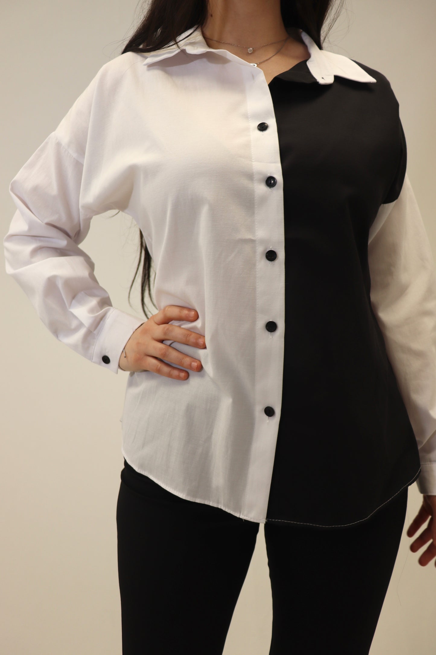 Chemise bicolore noire et blanche